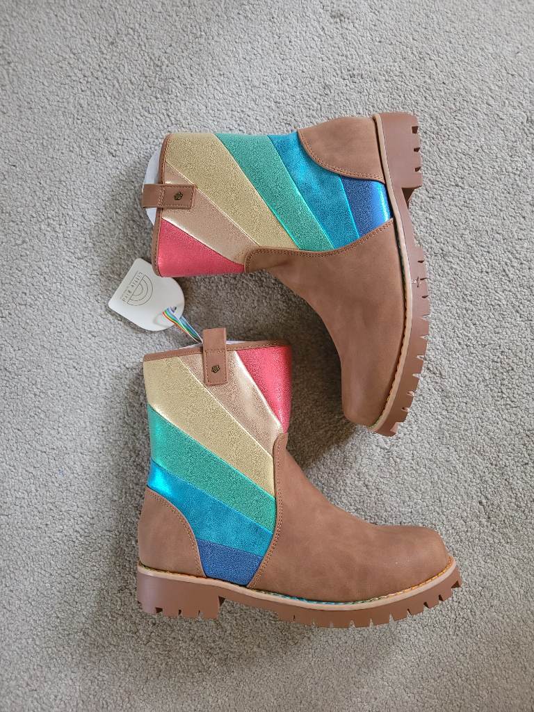 BNWT Standard Fit (F) Little Bird Rainbow 🌈 Tan Brown Buckled Biker Boots. Size Adult/Junior UK 3