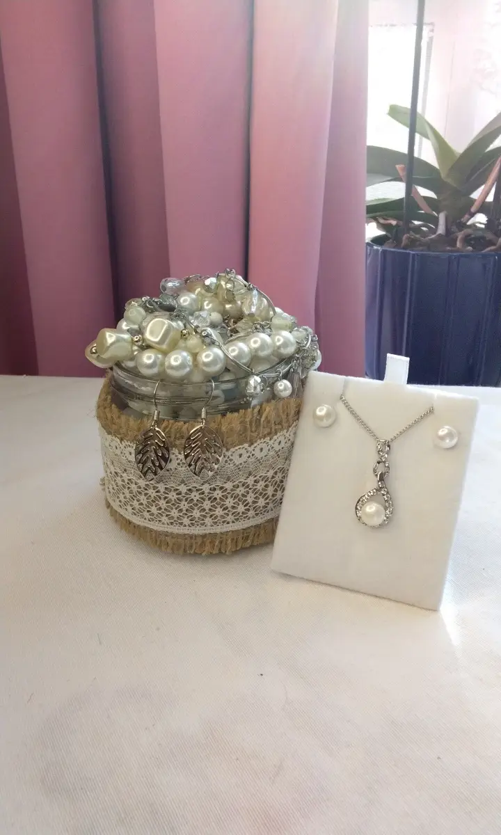 Preloved collection of pearl-themed jewellery with a soft, elegant style, plus a decorativ