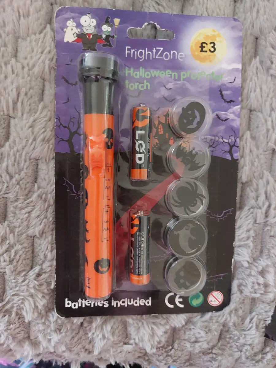 The FrightZone Halloween Projector Torch is a brand new, sealed art projector that comes with 5 diff