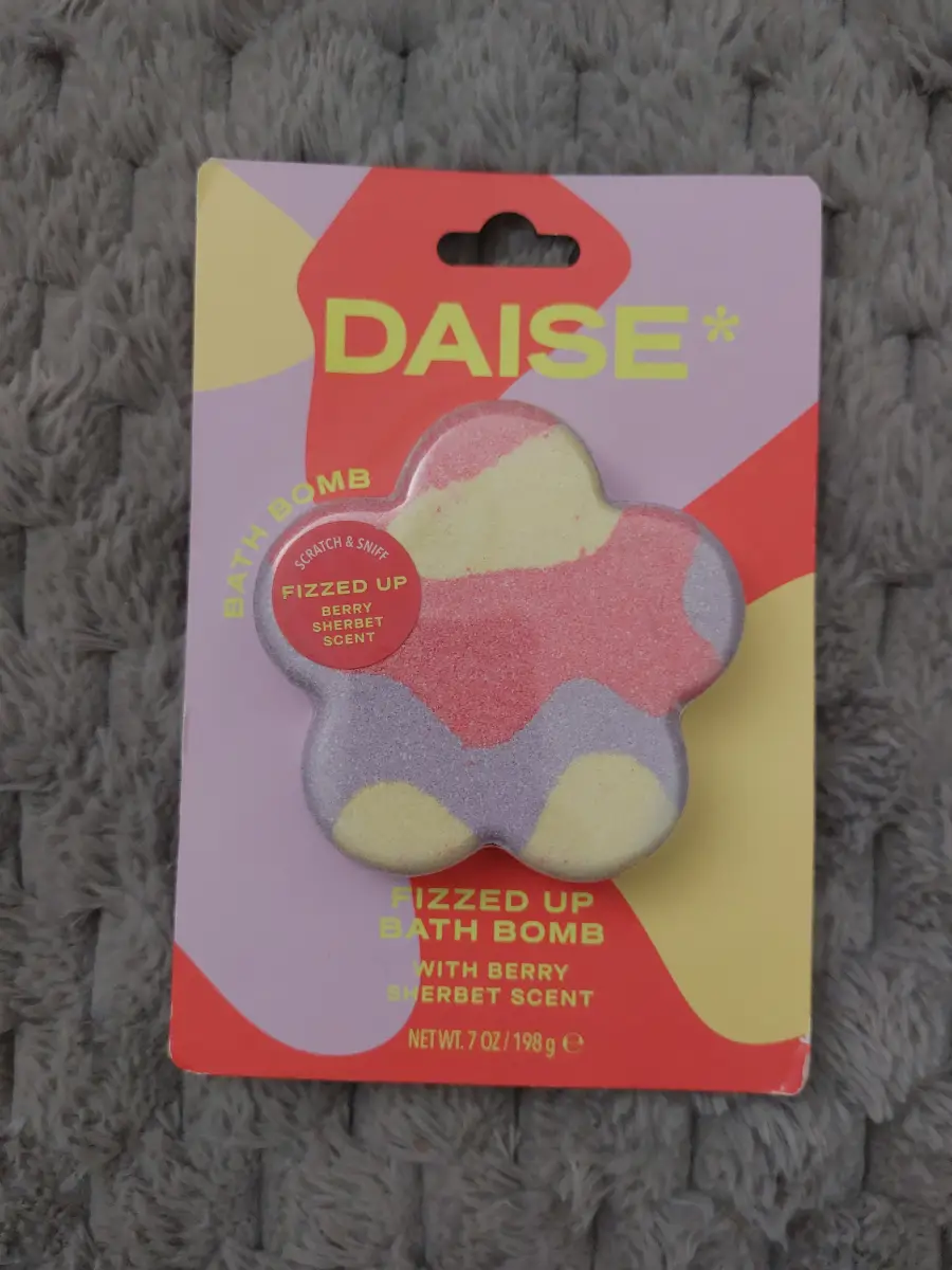 DAISE Fizzed Up Berry Sherbet Scent Bath Bomb With Surprise Inside Bath Fizzer