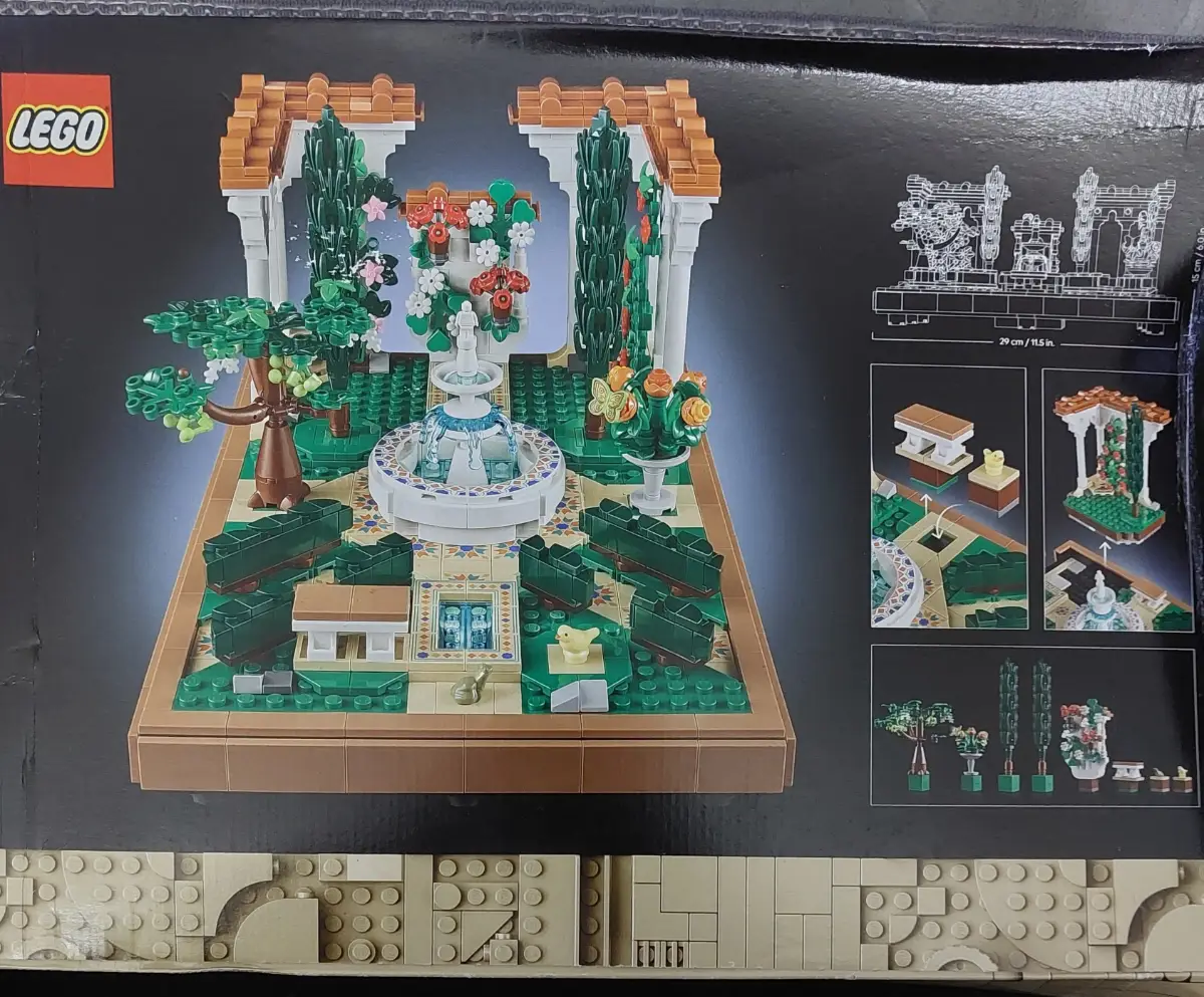 LEGO Fountian Garden Set 18+ 1302pcs 10359 Slight Damage to Box See Photos