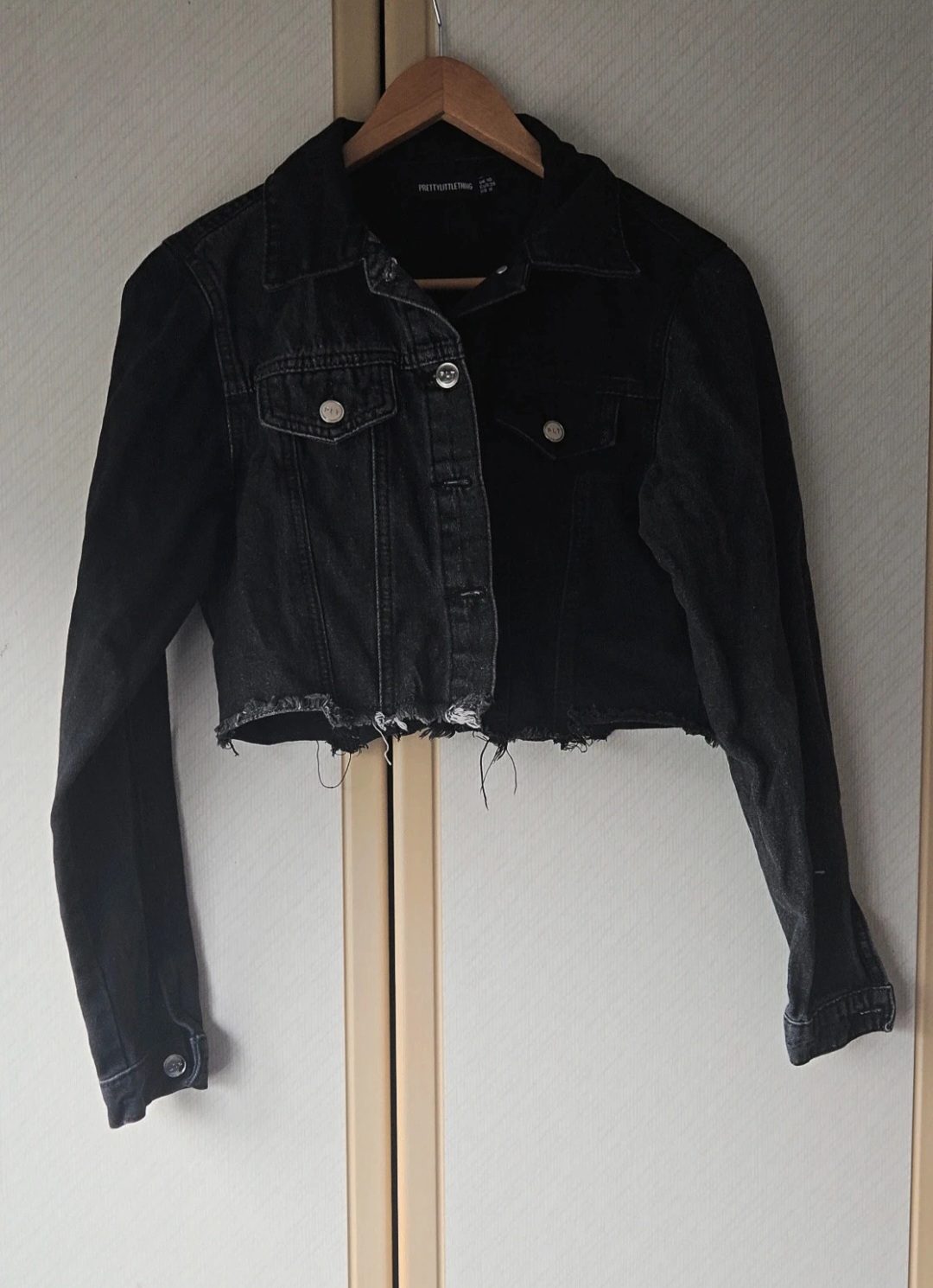 PrettyLittleThing Black Cropped Distressed Denim Jacket – UK 10