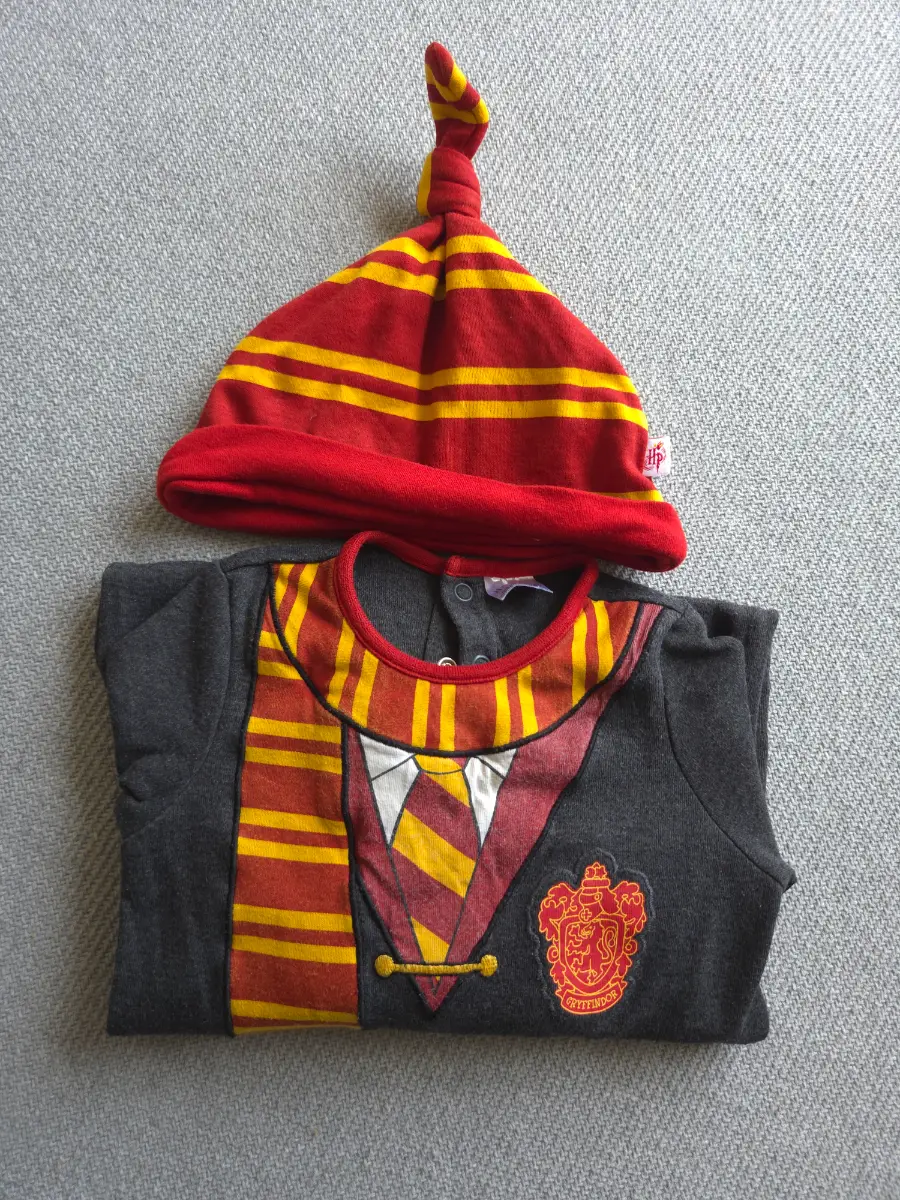 Harry Potter Gryffindor sleepsuit 9–12m