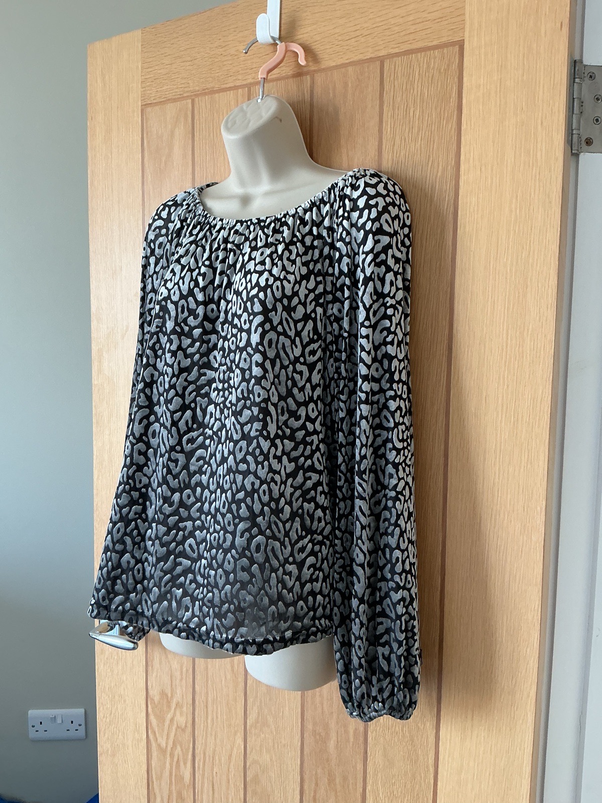 Long Sleeve Black And Silver Grey Top From Friends Like These Size 16 VGC