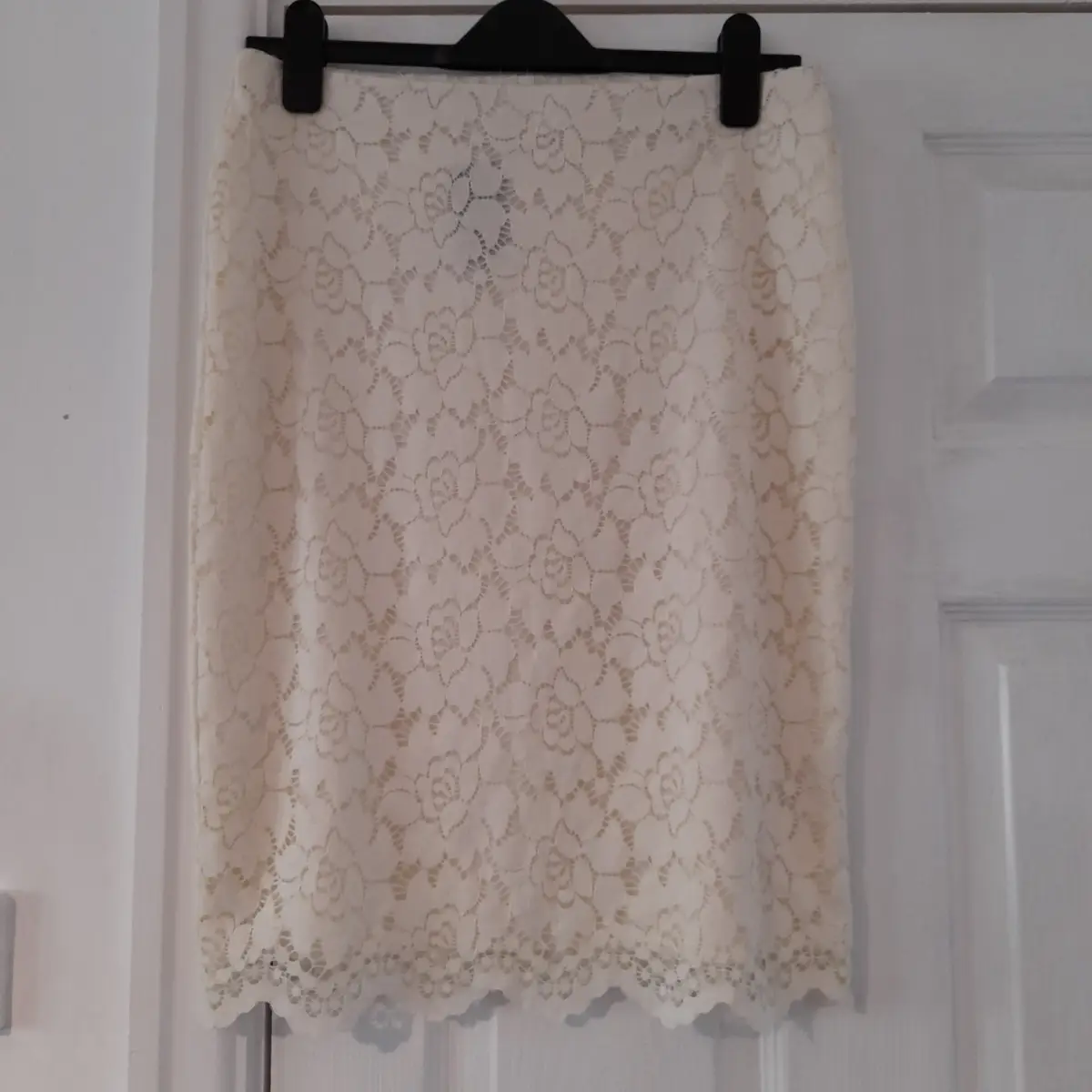 George lovely cream lace skirt, lined, new with tags, Size UK 12, length 23" width 15"