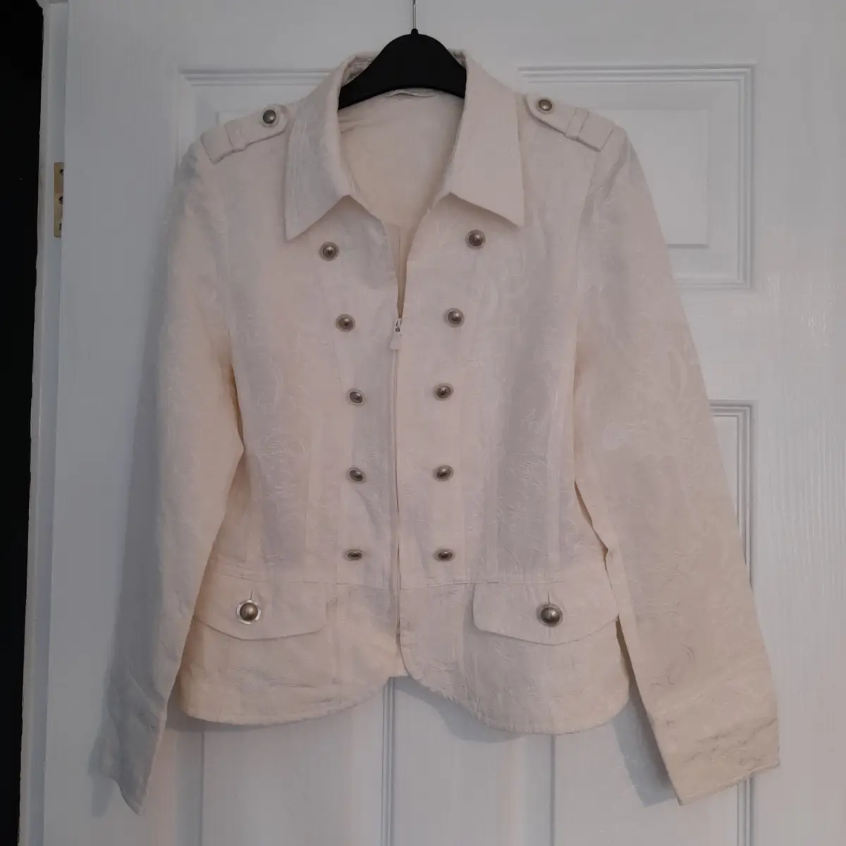 Basler beautiful white embossed blazer jacket, zip fastening, faux pocket detail, Size UK 10