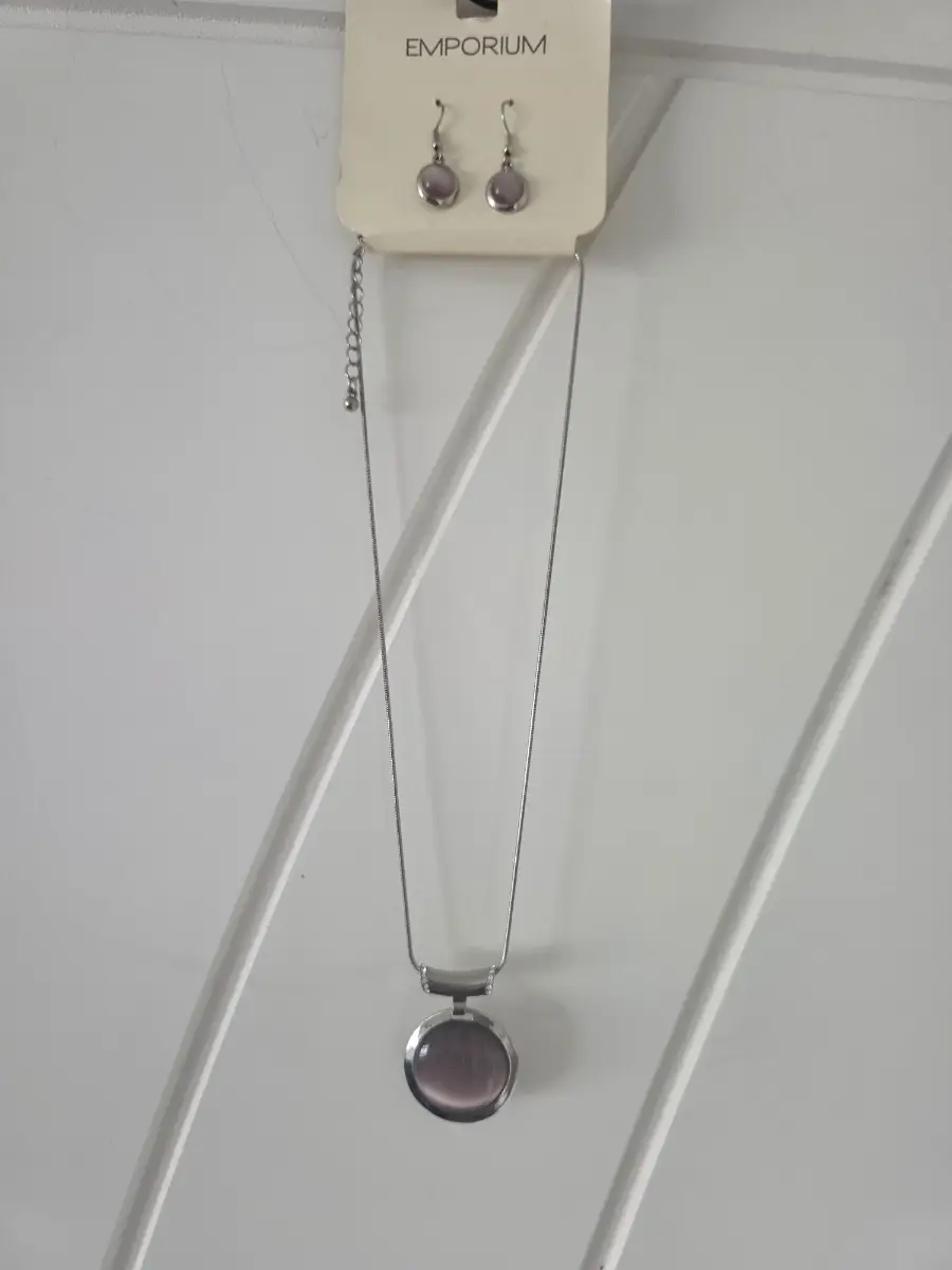 Necklace and ear rings