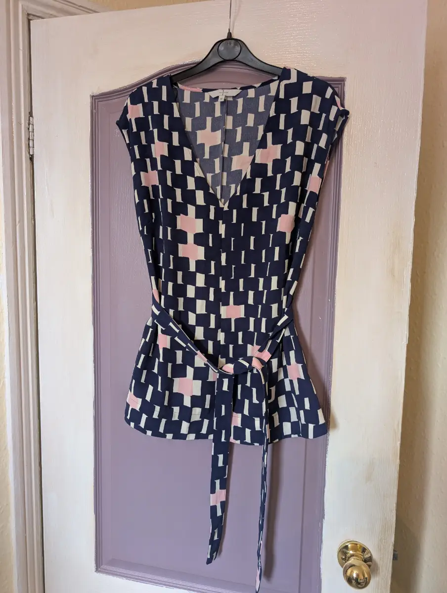 J by Jasper Conran Geometric Print Belted V-Neck Top (UK 10)| smart casual| geometric print