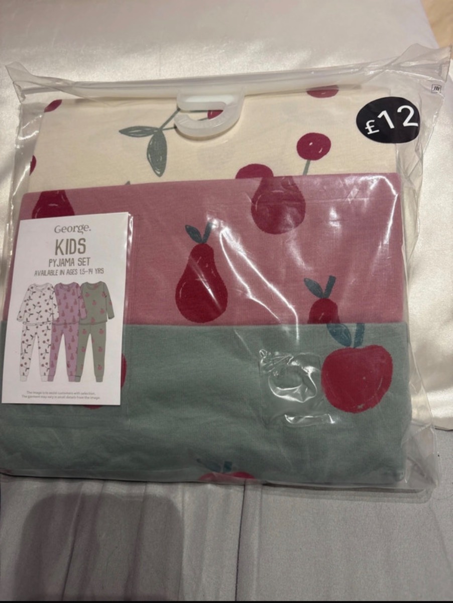 Girls 3 pack of pyjamas New, longsleeved age 5-6