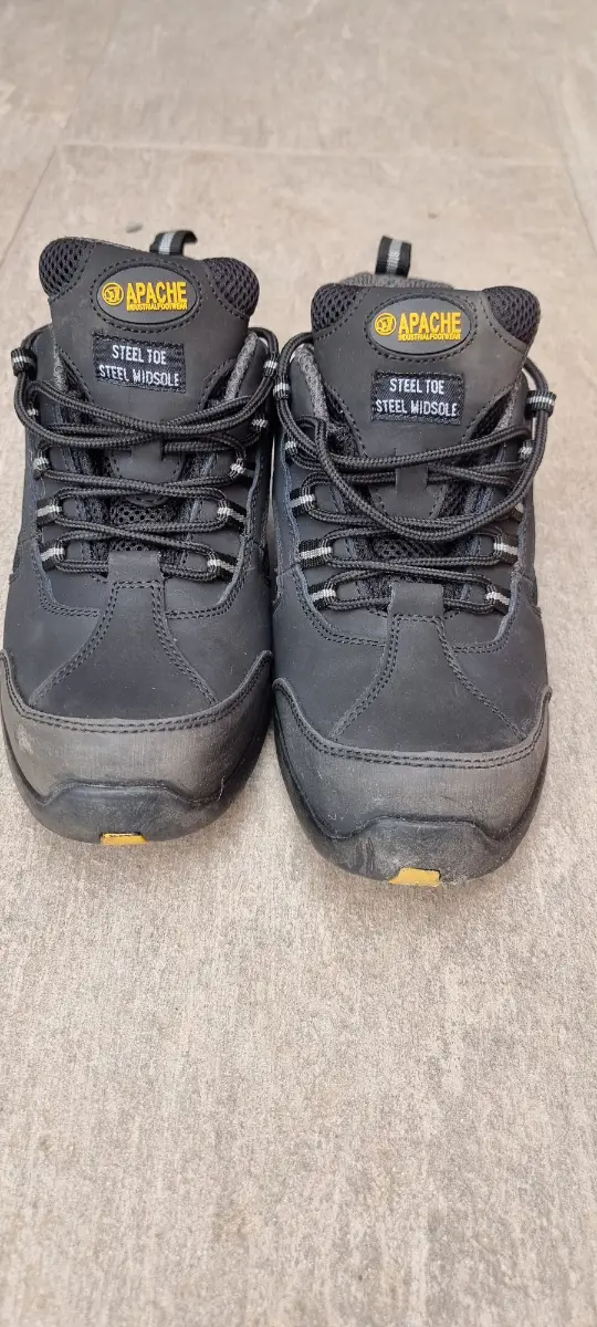 Apache mens steel toe cap shoes size 9