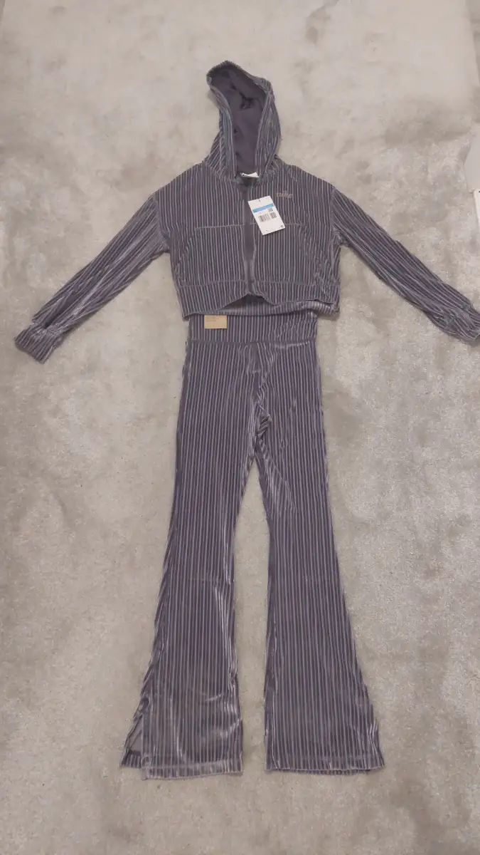 Nike girls size 9-10 years 2 piece set. Brand new with tag