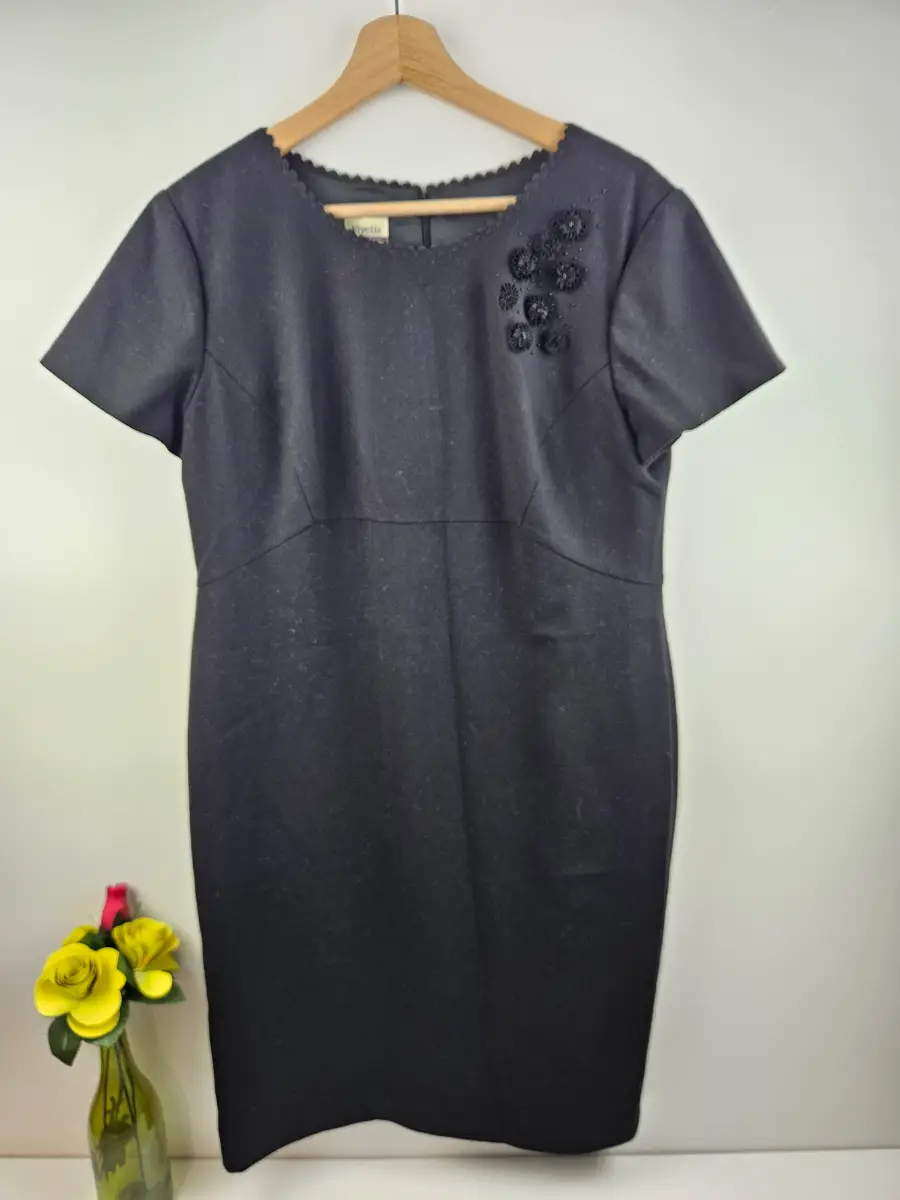 black Wool cocktail dress Scalloped neckline and beaded embellishments Size 14