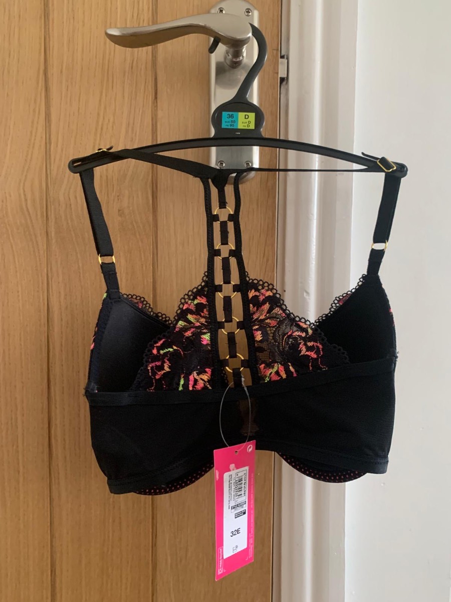 M&S Quality Ladies Bra Size : 32E BNWT ( Brand New With Tag🏷️ ) padded. Front clasp,  designer bra
