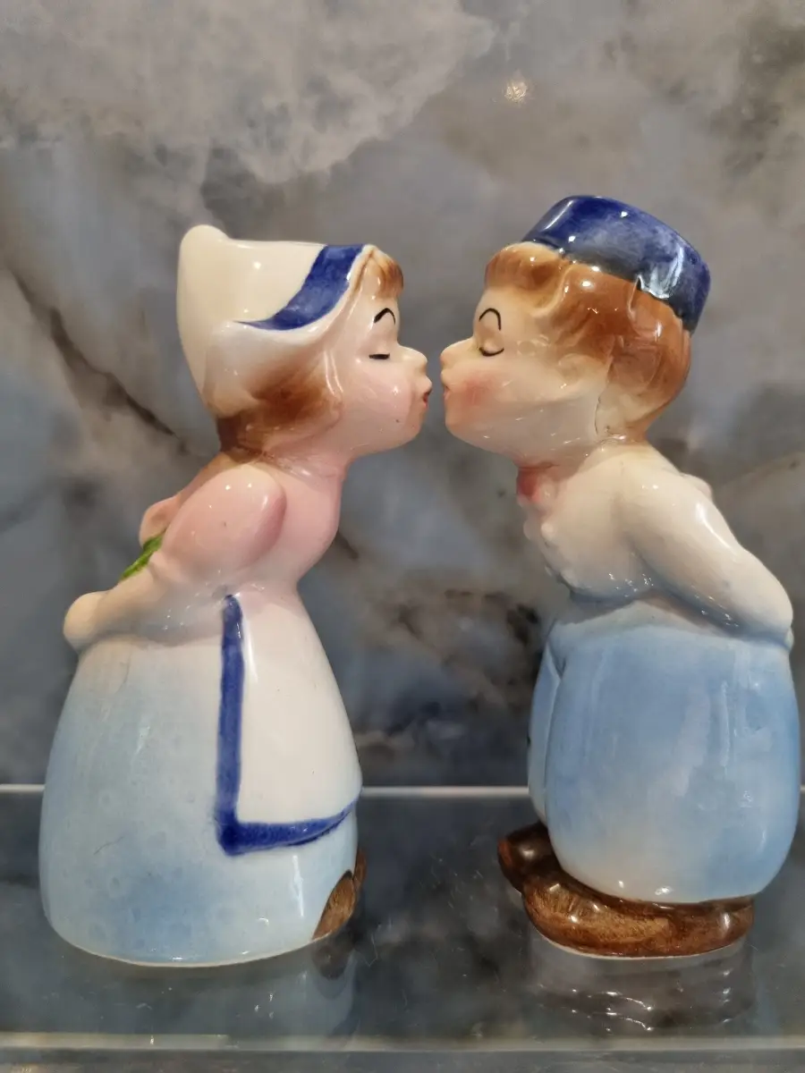 Vintage Kissing Couple Salt & Pepper Shaker Set – Brugge