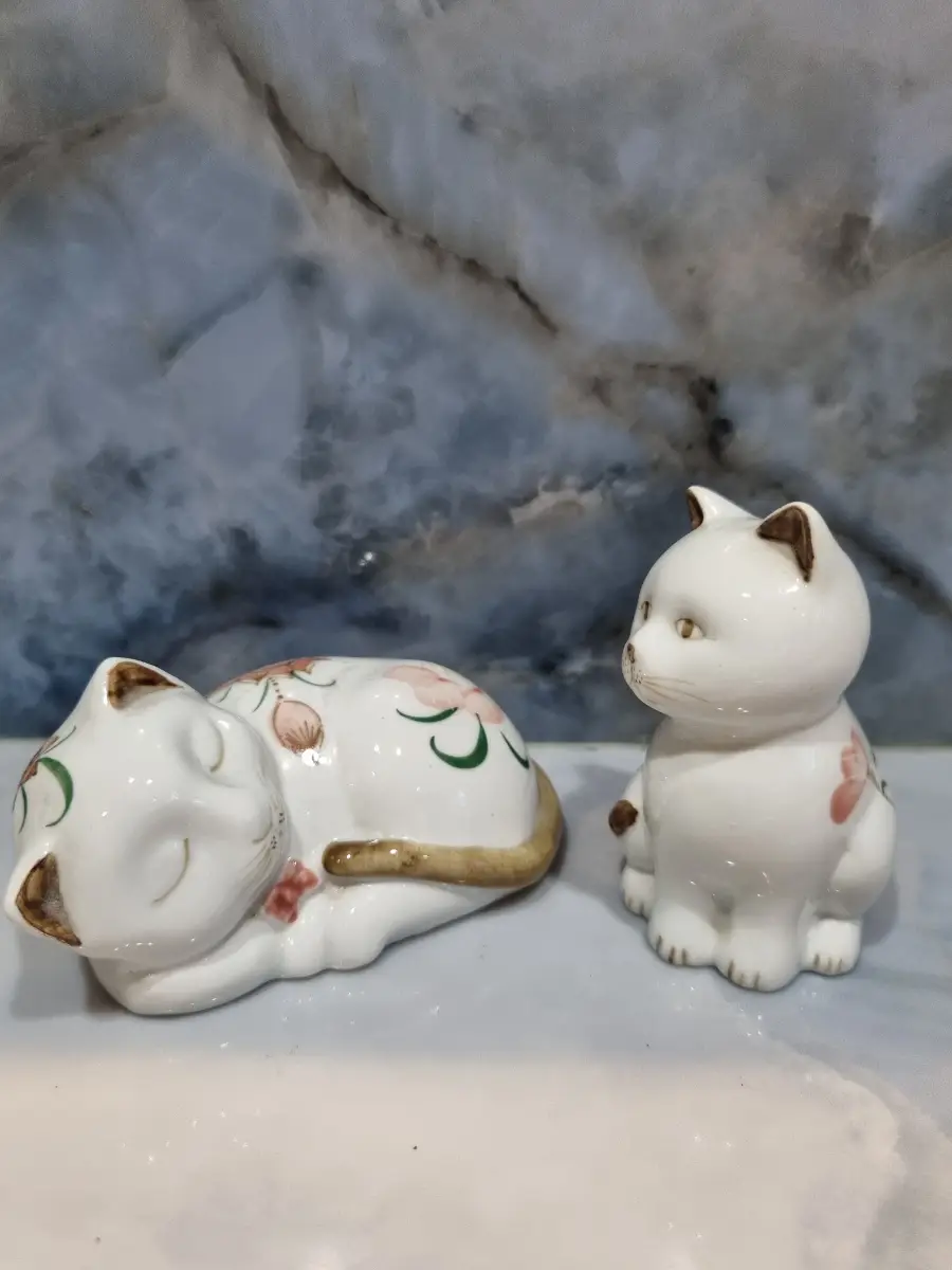 Vintage Pair of Floral Porcelain Cat Figurines - Made in Thailand