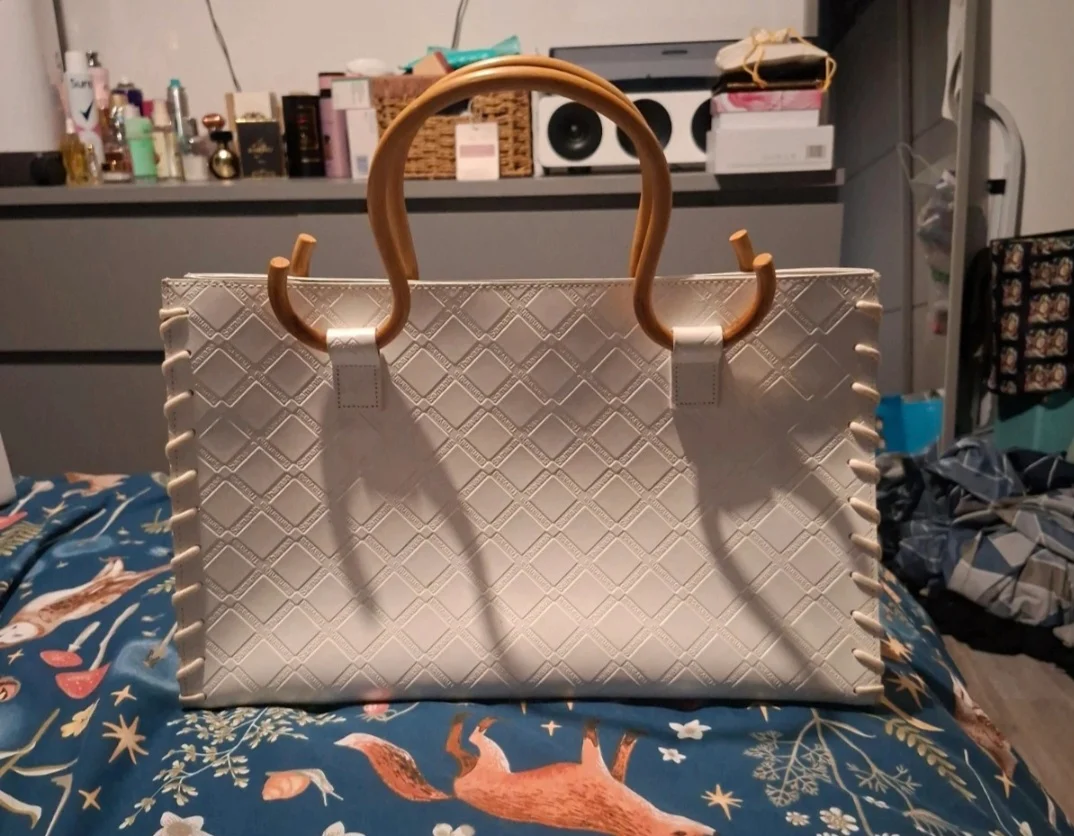 White Samantha Thavasa bag with bamboo handle