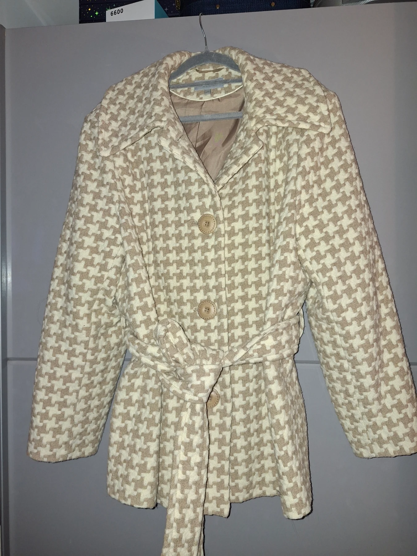 Lovely cream and beige houndstoothcoat