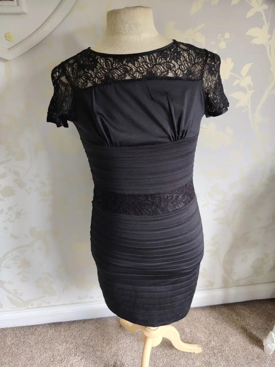 Black lace bodycon dress 🖤