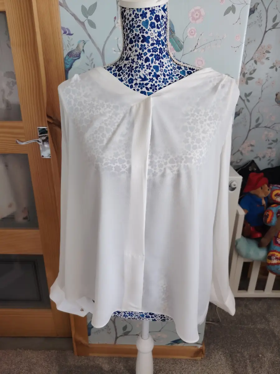 White floaty chiffon blouse 🤍