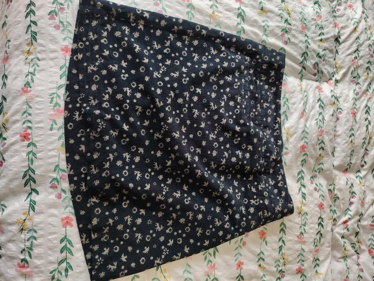 Navy folk print mini skirt 🌿