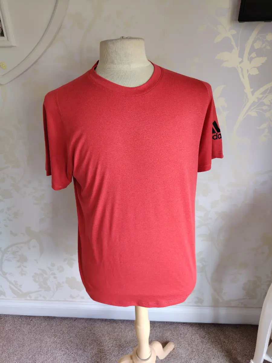 Adidas red training tee 🔴