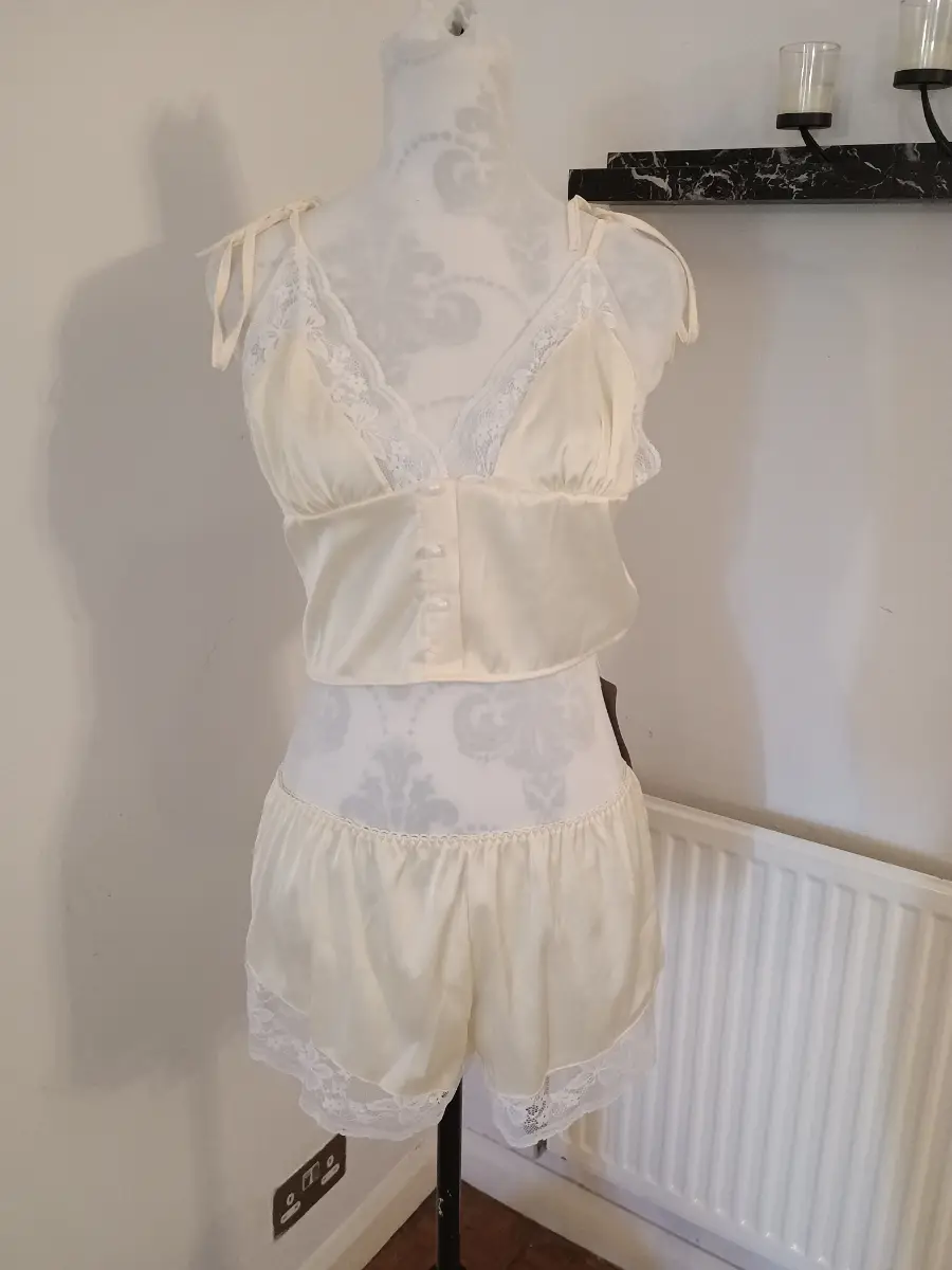Misguided Ladies Pale Yellow Silky Lacey Pyjama Top And Shorts Set Size M BNWT