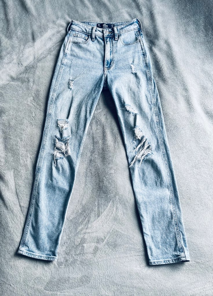 Hollister blue distressed denim high-rise mom jeans W26/L27