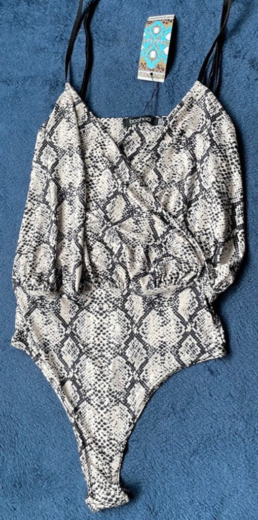 Boohoo snake print v-neck wrap style bodysuit 8