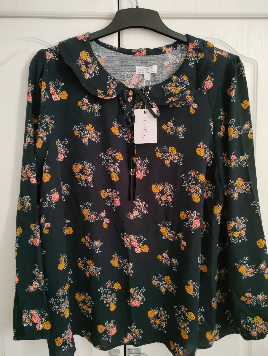 BNWT *Tamsy* Gorgeous black floral viscose blouse top.size Large 16/18.