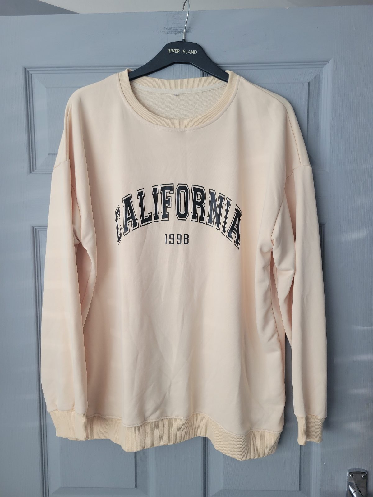 Cream sweatshirt size xl 18  Good condition  California logo
