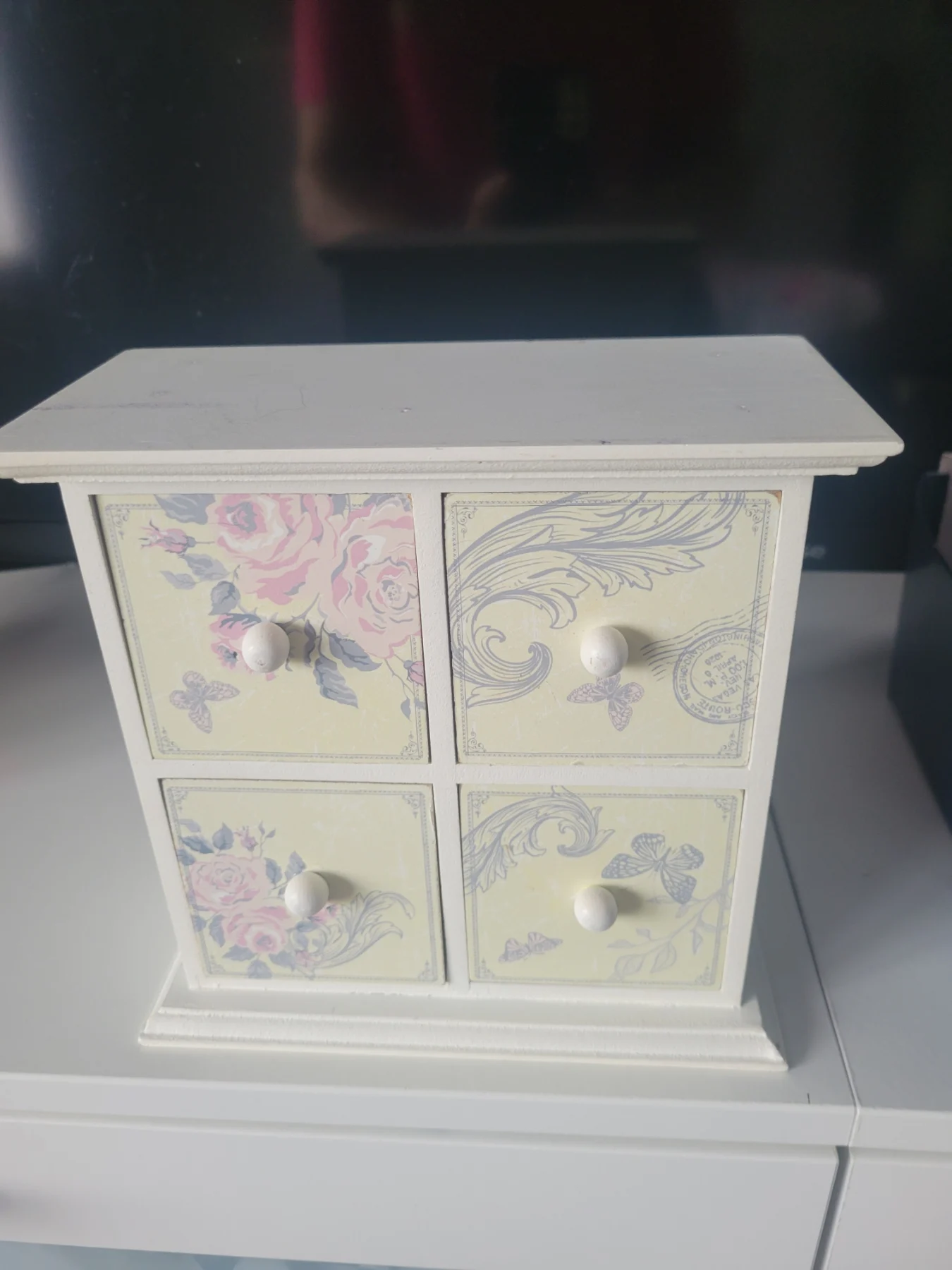 Wooden jewelry box