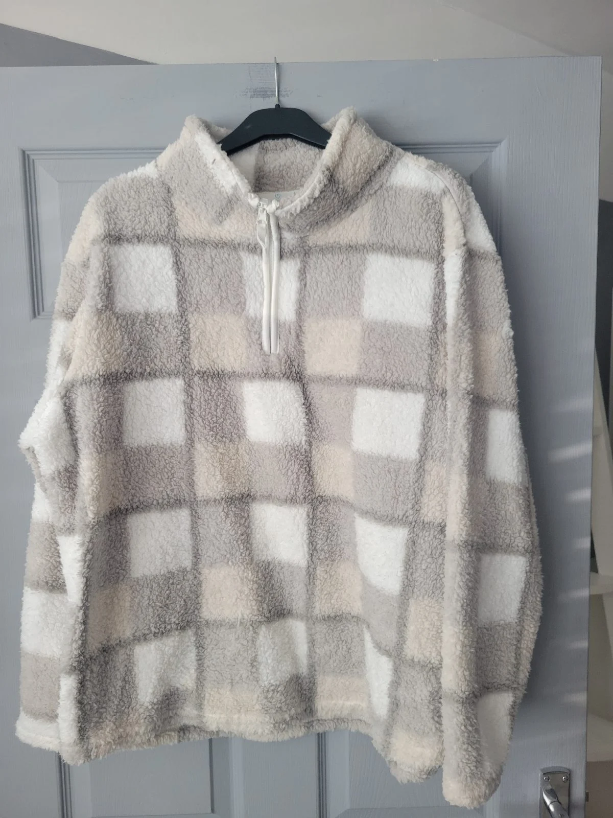 Beige fleece jumper very cosy xl size 18  Good condition