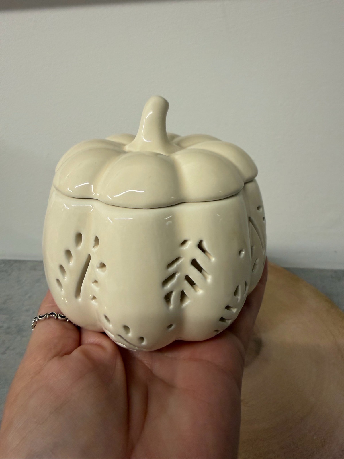 OFF WHITE/CREAM AUTUMN LEAVES OIL BURNER & WAX WARMER AUTUMNAL DECOR