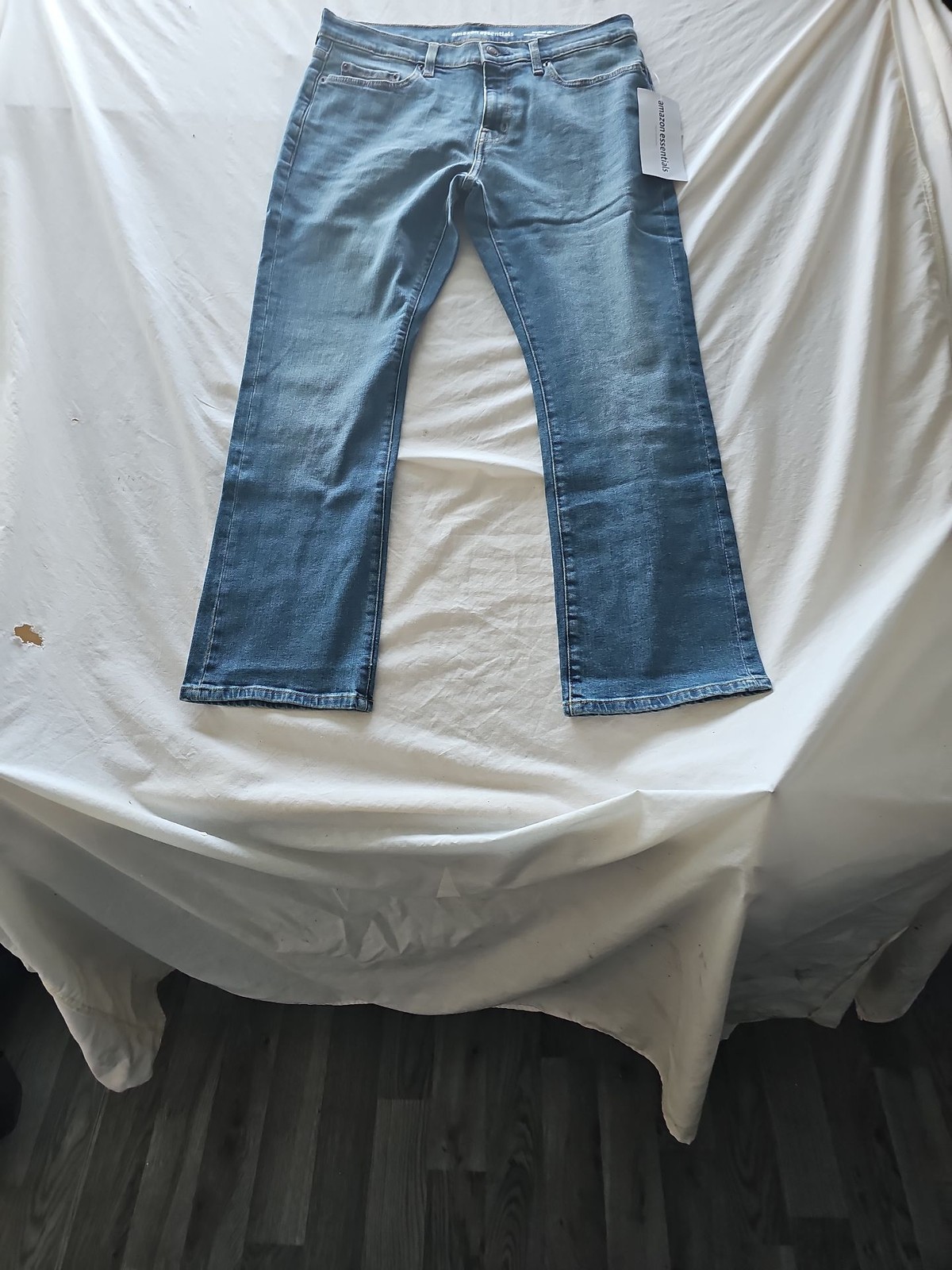 Amazon Essentials Men's Slim Bootcut Denim Jeans - Medium Wash W32 L28 339