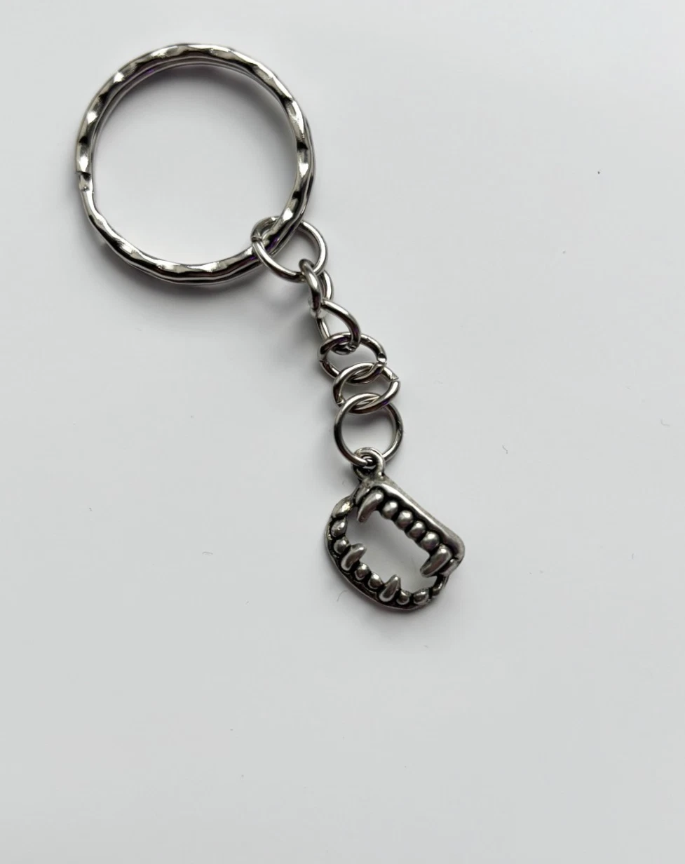 Teeth Fangs Keyring / Keychain | Emo Goth Alt Tattoo Rocker Punk Vamp
