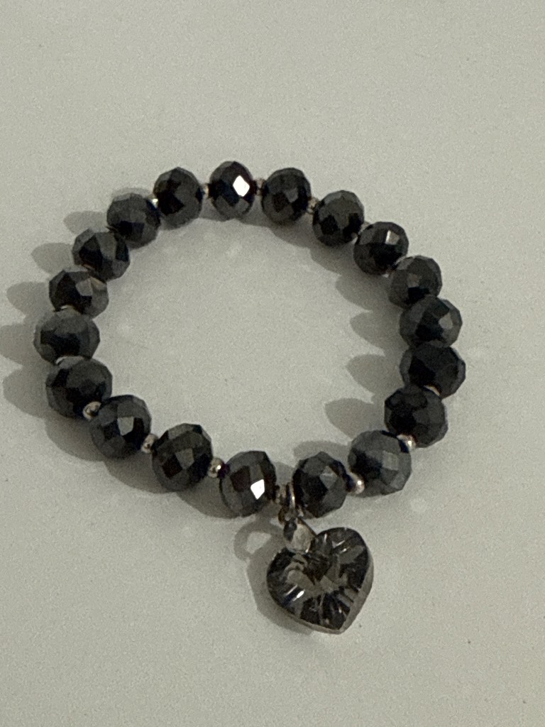 Glass bead bracelet with heart pendant