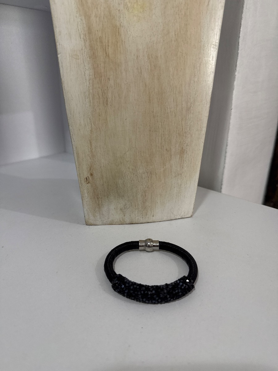 Black magnetic clasp bracelet