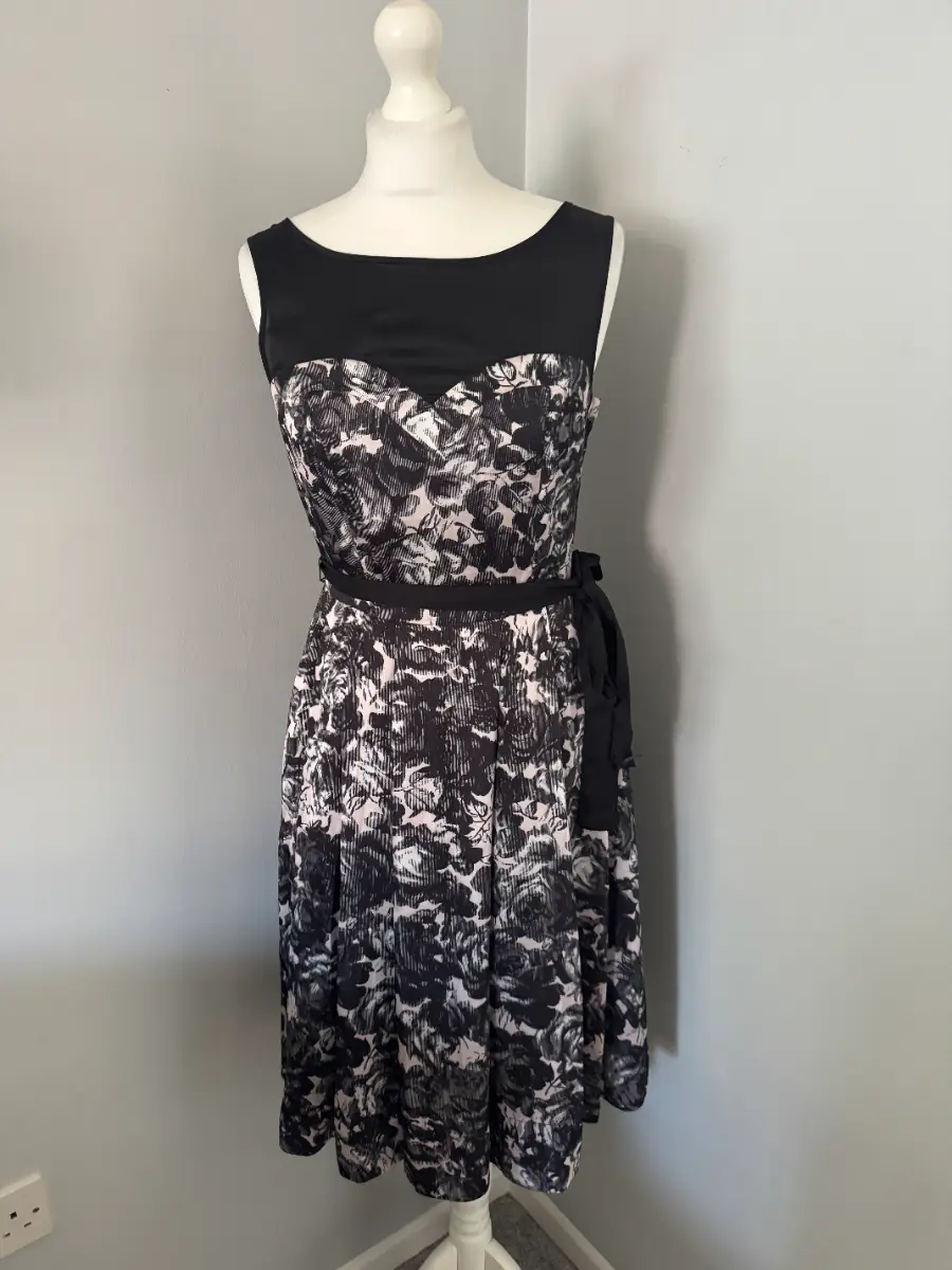 H&M Size 8 Floral Fit & Flare Dress Knee Length Sleeveless Lined Black Pink (B8)
