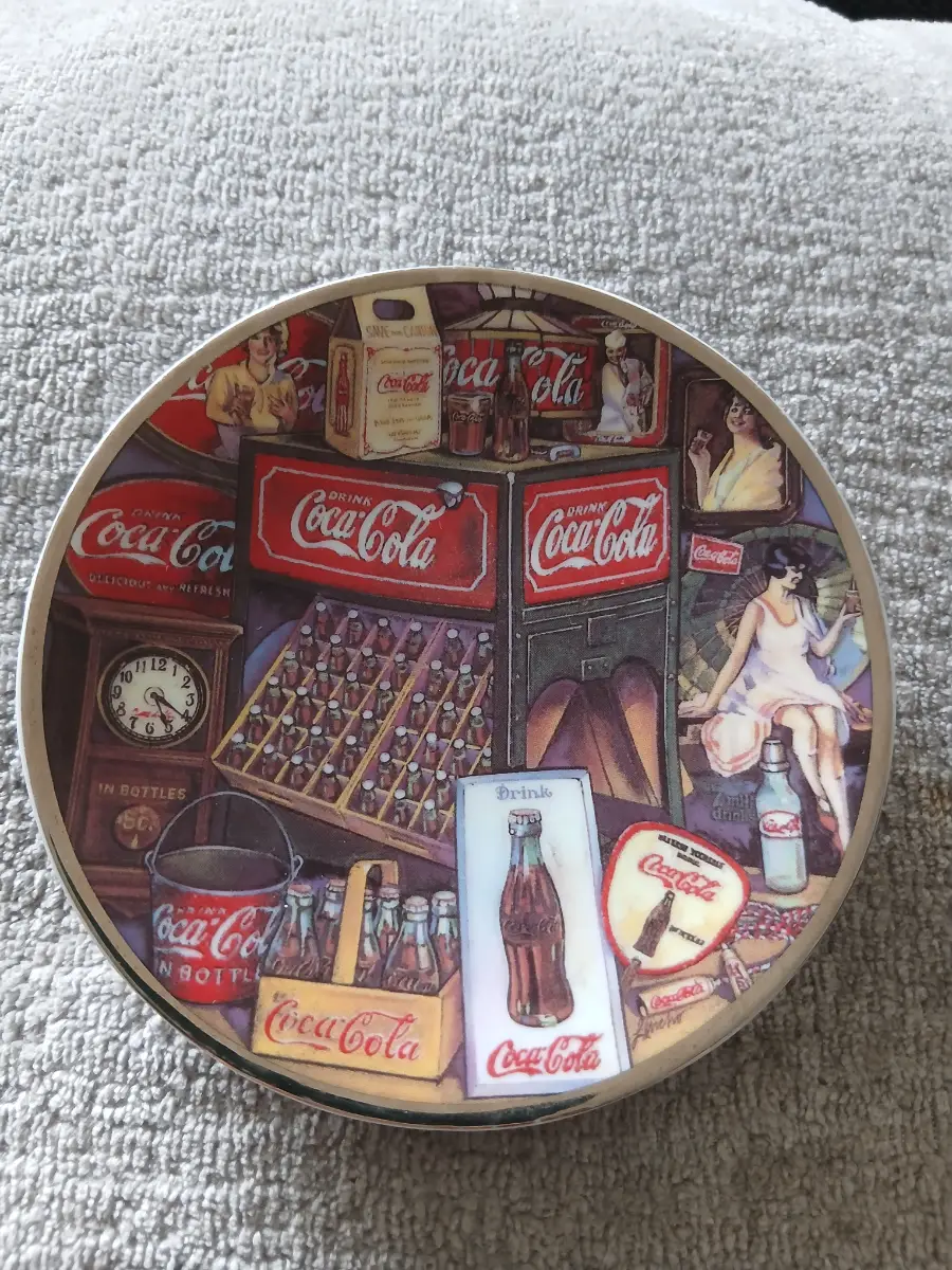 Coca Cola collectors plate.