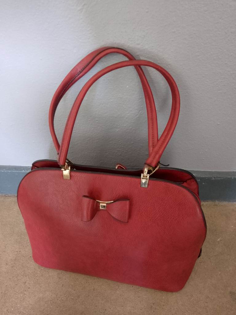 Large burgundy hand or shoulder bag. Rigid base.With flaws