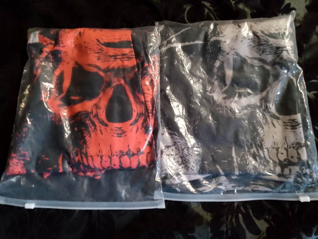 Skulls all over design - long sleeved unisex shirts - label size XL - red/black & white/black