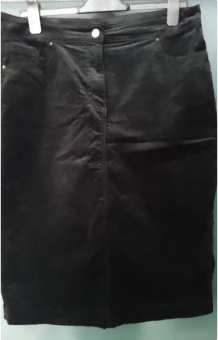 Black skirt in a denim style - size 14 - pockets - knee length