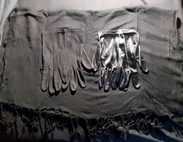 Women's large fringed scarf and 2 pairs of gloves (M)