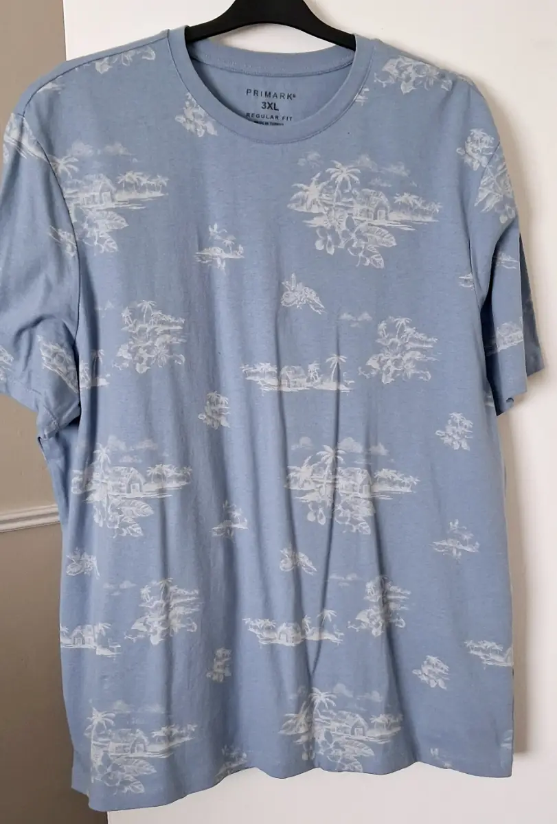 Men's light blue short-sleeved t-shirt Size 3XL Tropical beach and palm tree print.  100% cotton Reg
