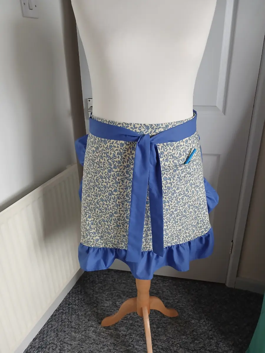mini vintage style apron with ruffle