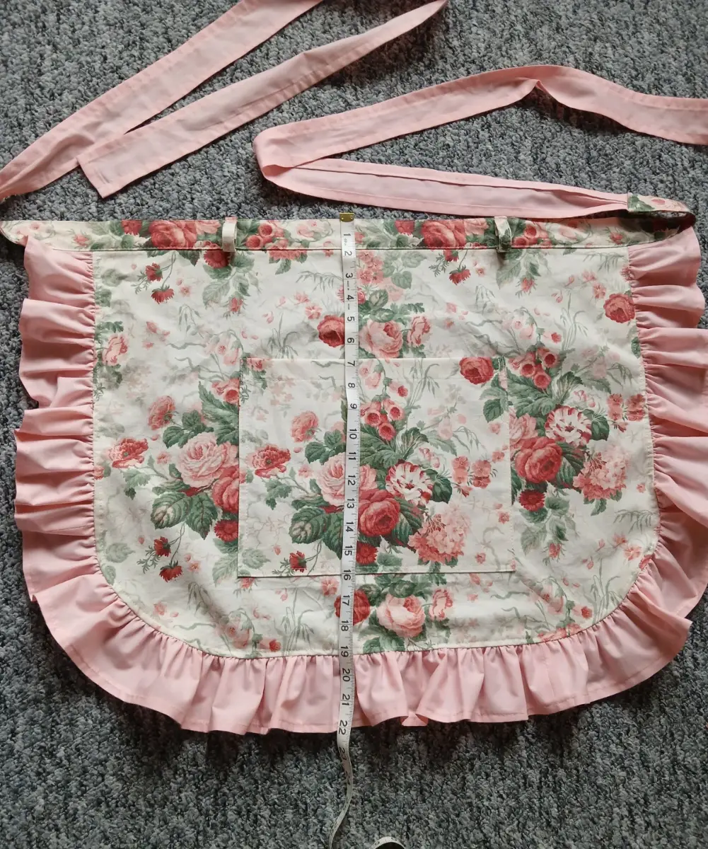 Mini vintage style apron with ruffle