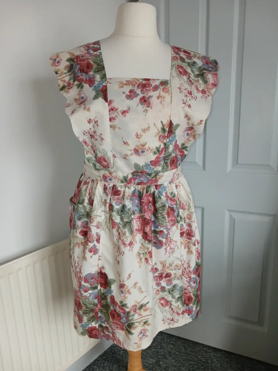 1940's retro style cross back apron