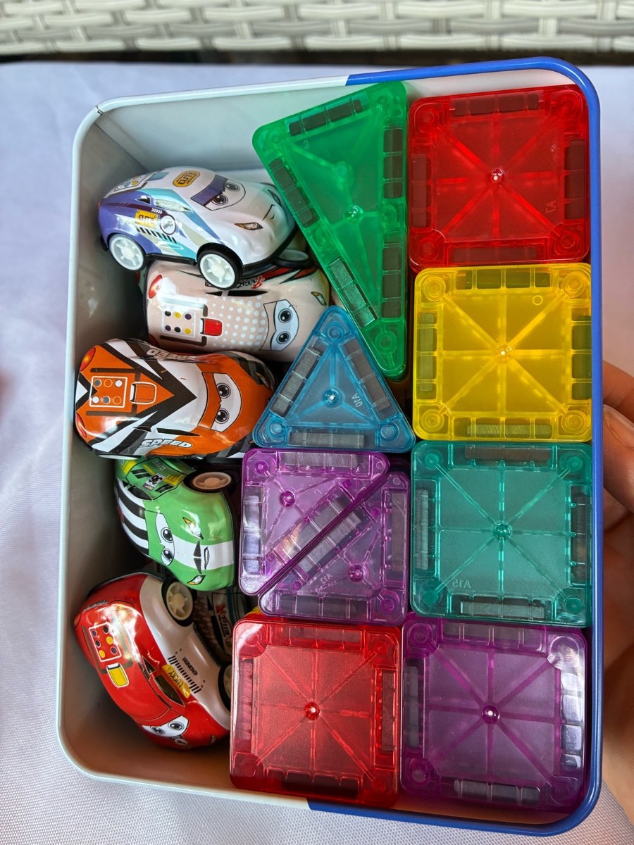 Magnetic mini tiles 62 pcs with 8 reversible cars included
