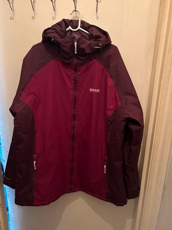 Regatta rain coat burgundy size 18 comfortable fit women’s coat