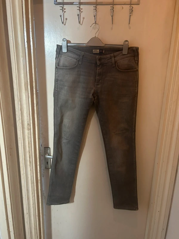 Wrangler Men’s Jeans Grey W34 L40 | Relaxed Fit, Durable Denim